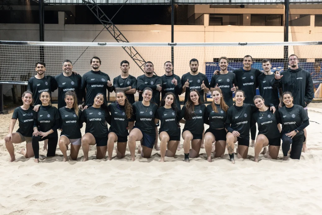 Turma da Vathro reunida na quadra de areia