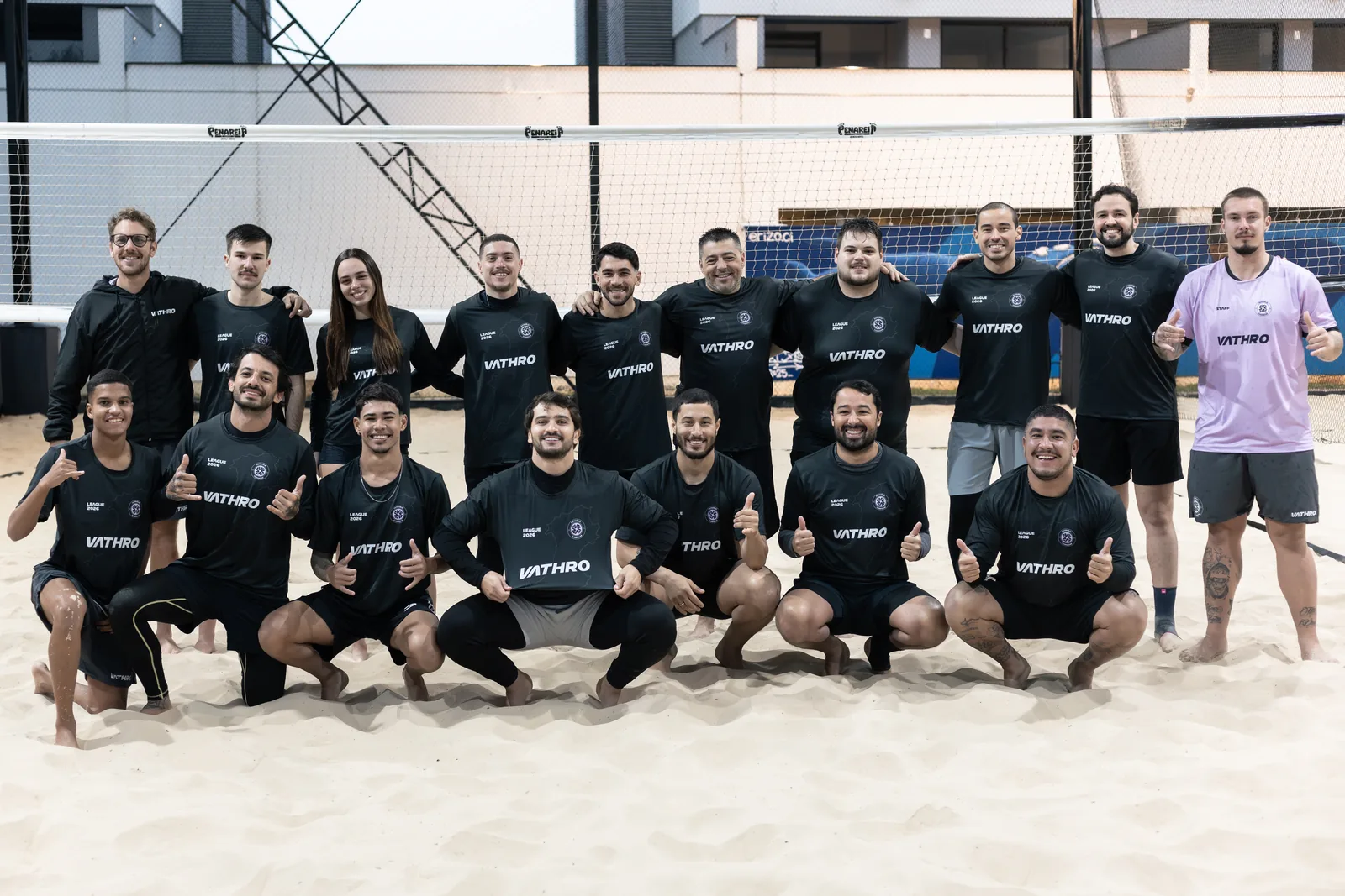 Time masculino da Vathro posando na quadra de areia