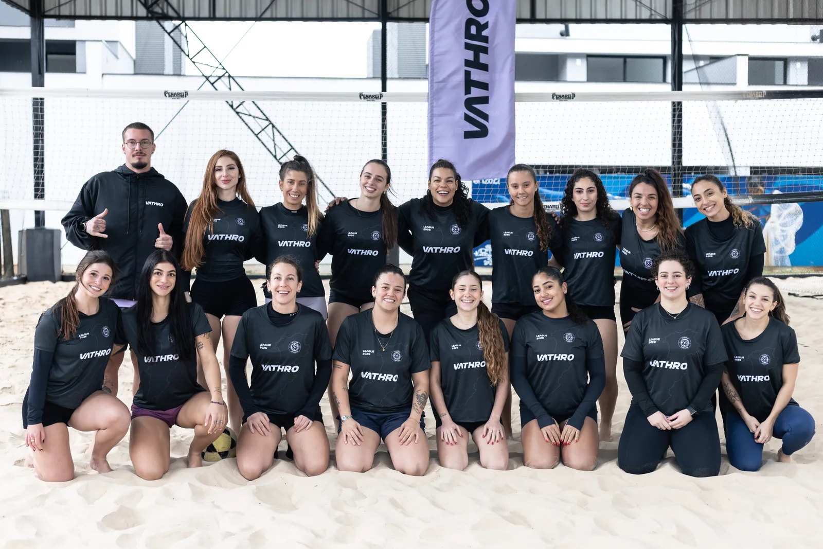 Time feminino da Vathro reunido na quadra de areia