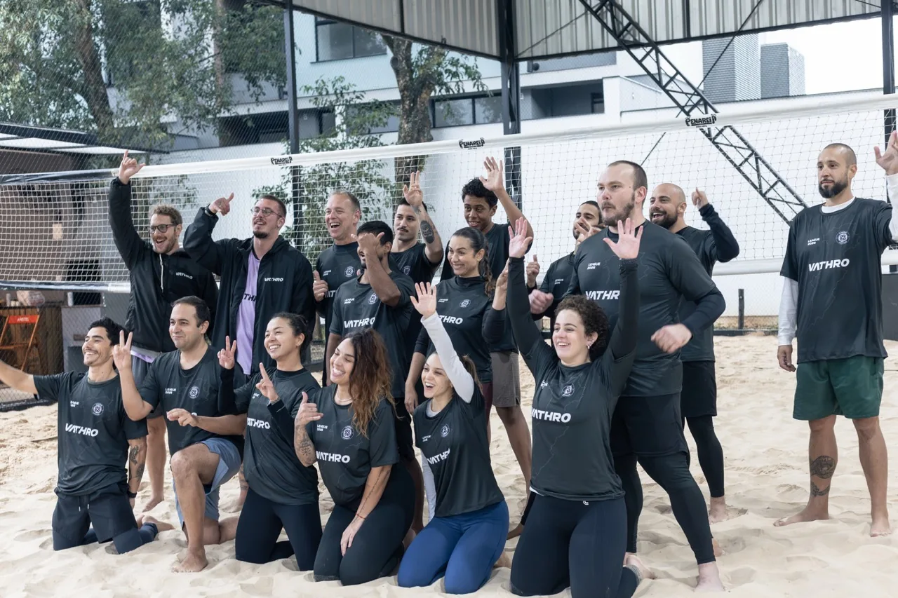 Turma da Vathro comemorando na quadra de areia